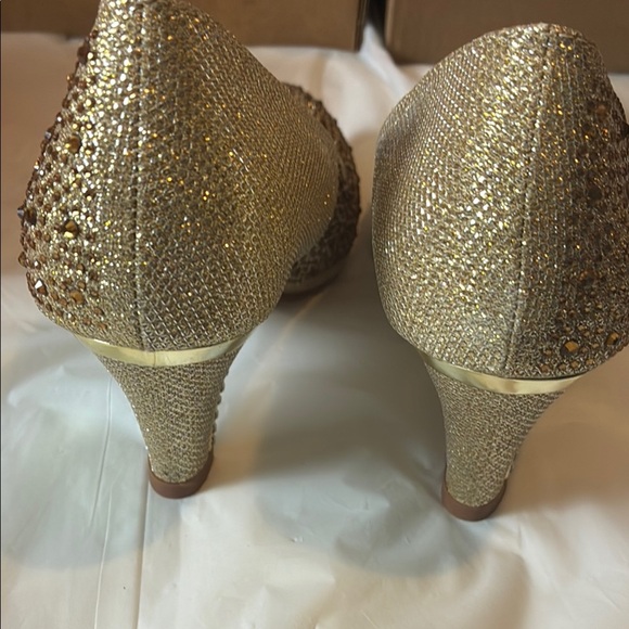 Gold Shimmering Heels with Glitter Finish - Picture 5 of 9